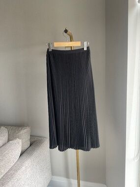 Aritzia Babaton Jude Pleated Skirt